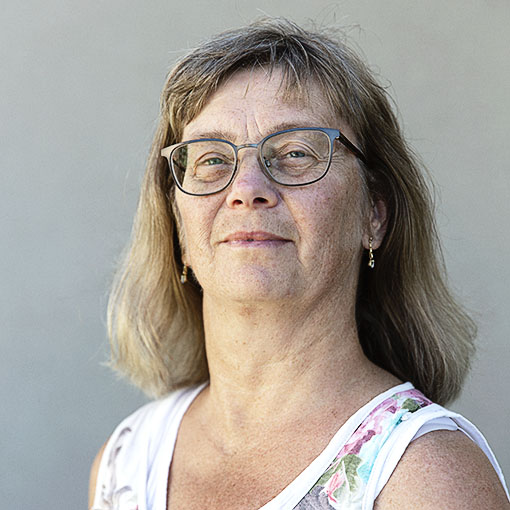 En kvinna med blont hår och glasögon.