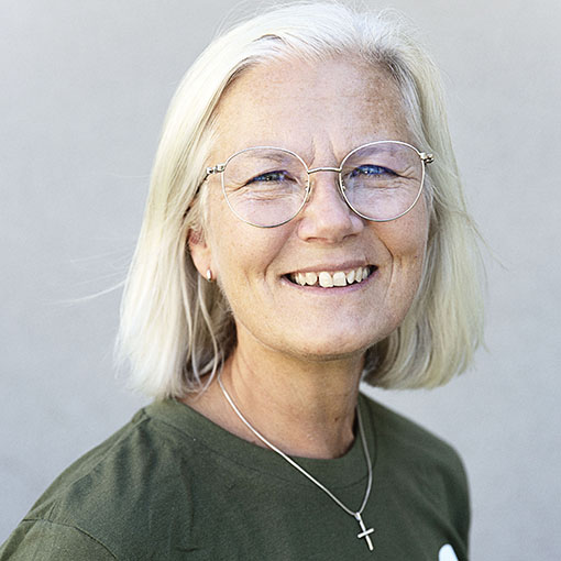 Ewa webb 510 En kvinna med ljus hår och glasögon.