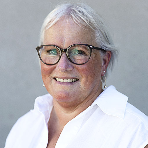En kvinna med ljus hår och glasögon.
